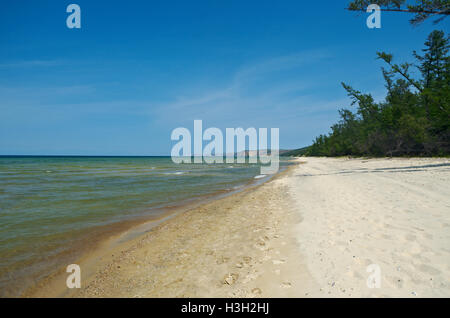 Peschanka-Bucht mit einem Sandstrand. Olchon-Insel, den Baikalsee, Sibirien, Russland Stockfoto