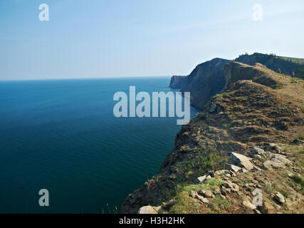 felsige Ufer in der Nähe von Kap Choboi Olchon-Insel, den Baikalsee, Sibirien, Russland Stockfoto