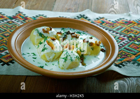 Fermentierte Milch Produkt Guslyanka mit Kartoffeln und gebratenen Speck. Karpaten-Küche Stockfoto