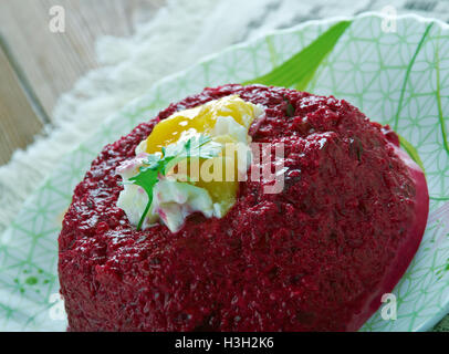 Rote Bete Tatar hautnah. Französische Küche Stockfoto