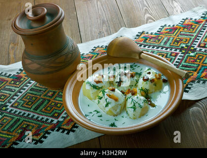 Fermentierte Milch Produkt Guslyanka mit Kartoffeln und gebratenen Speck. Karpaten-Küche Stockfoto