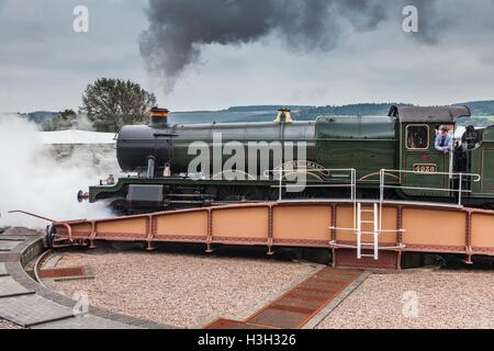 Ex-GWR Dampf Lok 4936 Kinlet Hall auf der Drehscheibe in Minehead Station West Somerset Railway während Herbst Gala-Veranstaltung Stockfoto