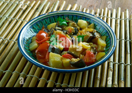 Aloo Bhindi Braten - indischen gebratenes Gemüse Stockfoto