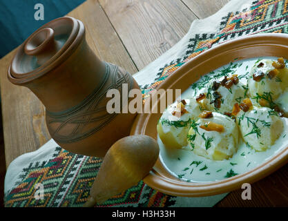 Fermentierte Milch Produkt Guslyanka mit Kartoffeln und gebratenen Speck. Karpaten-Küche Stockfoto