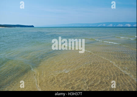 Peschanka-Bucht mit einem Sandstrand. Olchon-Insel, den Baikalsee, Sibirien, Russland Stockfoto