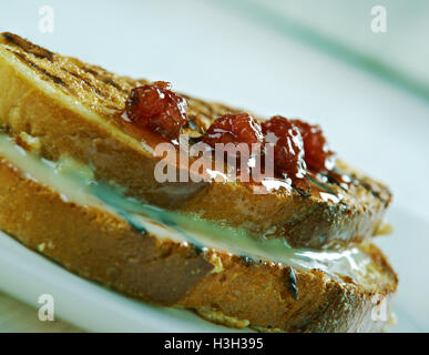 French Toast - Gericht aus Brot eingeweicht in geschlagenen Eiern und dann gebraten. Finnische Rikkaat ritarit Stockfoto