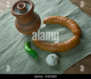 Krakowska polnische Wurst Kielbasa. hergestellt aus Kürzungen von magerem Schweinefleisch, gewürzt mit Pfeffer, Piment, Koriander und Knoblauch, Stockfoto