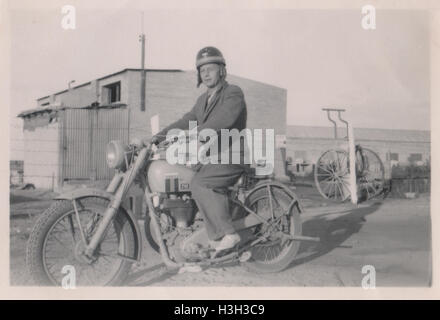 Unidentifizierter britischer Mann, der ein Matchloses Motorrad der G3/L British Army fährt. Foto aufgenommen im Lager des Royal Army Ordnance Corps (RAOC) des 10 Base Ordnance Depot im Gebiet Geneifa Ismailia nahe dem Suez-Kanal 1952 Stockfoto