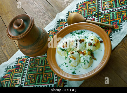 Fermentierte Milch Produkt Guslyanka mit Kartoffeln und gebratenen Speck. Karpaten-Küche Stockfoto