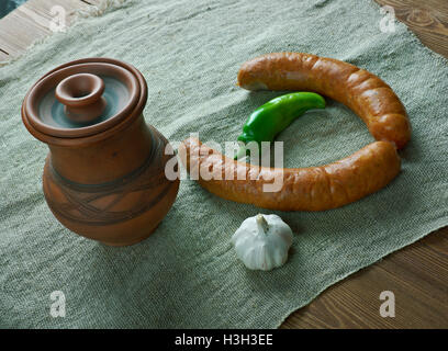 Krakowska polnische Wurst Kielbasa. hergestellt aus Kürzungen von magerem Schweinefleisch, gewürzt mit Pfeffer, Piment, Koriander und Knoblauch, Stockfoto