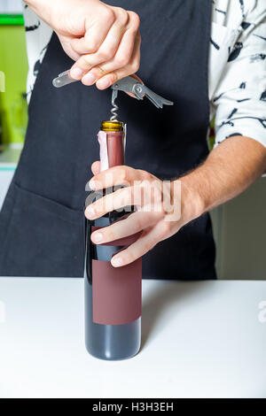 Mann eine Flasche Wein öffnen Stockfoto