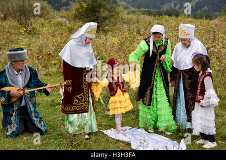 Schritte nach Tusau Kesu schneiden den Seil kasachischen traditionellen familiären Zeremonie Segen des jungen Kindes Stockfoto