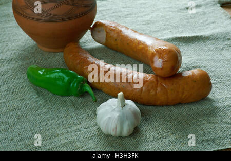 Krakowska polnische Wurst Kielbasa. hergestellt aus Kürzungen von magerem Schweinefleisch, gewürzt mit Pfeffer, Piment, Koriander und Knoblauch, Stockfoto