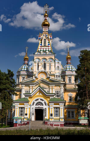 Haustür Seite Himmelfahrt Kathedrale russisch-orthodoxen Holz Westkirche in Almaty-Kasachstan Stockfoto
