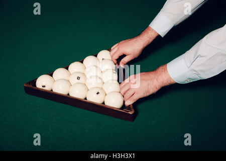 Mann bereitet Billardkugeln Stockfoto