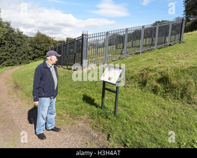 Erste sichtbare Überreste des Antoninuswalls aus dem Westen sind auf Duntocher in der Nähe von Clydebank außerhalb Glasgow ersichtlich. Stockfoto