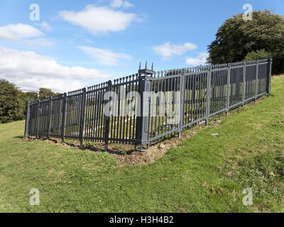 Erste sichtbare Überreste des Antoninuswalls aus dem Westen sind auf Duntocher in der Nähe von Clydebank außerhalb Glasgow ersichtlich. Stockfoto