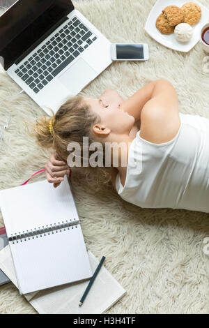 Studentin statt Studium zu Hause schlafen Stockfoto