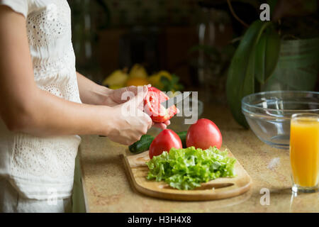 Hände, schneiden die Tomaten Salat auf dem Brett Stockfoto