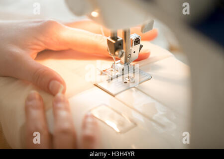 Hände an Nähmaschine Stockfoto