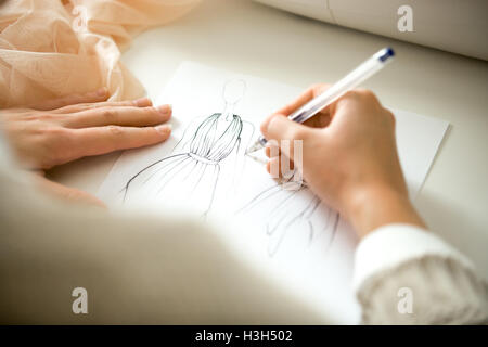 Hände zeichnen eine Entwurfsskizze Kleidung Stockfoto