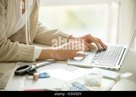 Hände auf einem Laptop drucken, Nähen Zubehör rund um Stockfoto