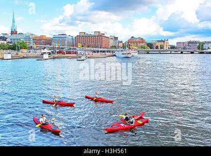 STOCKHOLM, Schweden - 12. August 2013: Unbekannte Menschen sind in Kajaks in Stockholm, Schweden Bootfahren Stockfoto