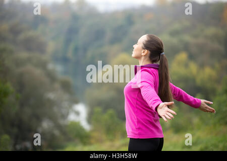 Porträt von einer attraktiven Frau im Freien in Sportkleidung Stockfoto