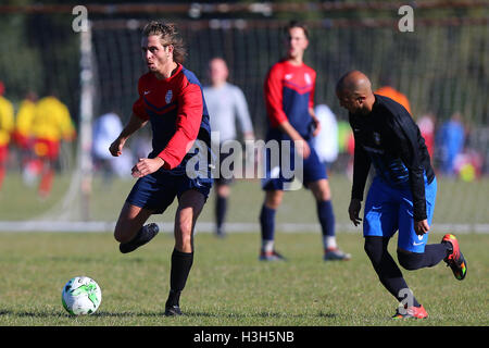 Shakespeare (rot/blau) Vs FC Bartlett, Hackney & Leyton Sunday League Football in Hackney Sümpfe am 9. Oktober 2016 Stockfoto