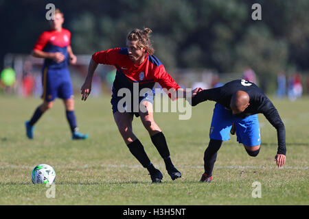 Shakespeare (rot/blau) Vs FC Bartlett, Hackney & Leyton Sunday League Football in Hackney Sümpfe am 9. Oktober 2016 Stockfoto