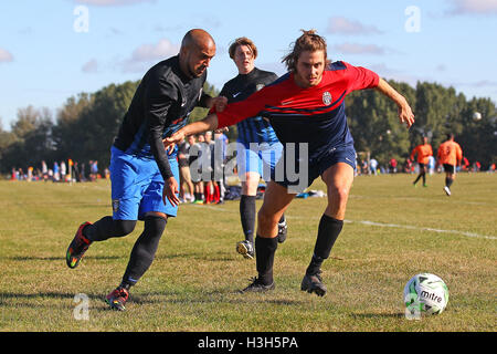 Shakespeare (rot/blau) Vs FC Bartlett, Hackney & Leyton Sunday League Football in Hackney Sümpfe am 9. Oktober 2016 Stockfoto