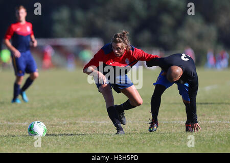 Shakespeare (rot/blau) Vs FC Bartlett, Hackney & Leyton Sunday League Football in Hackney Sümpfe am 9. Oktober 2016 Stockfoto