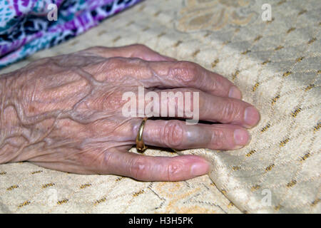 Alte Frau Hand, auf dem sofa Stockfoto