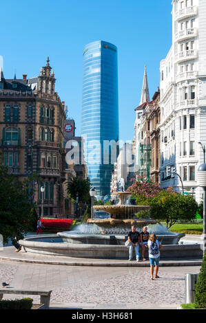 Plaza de D. Federico Moyua mit Iberdrola Tower im Hintergrund, Bilbao, Spanien. Stockfoto