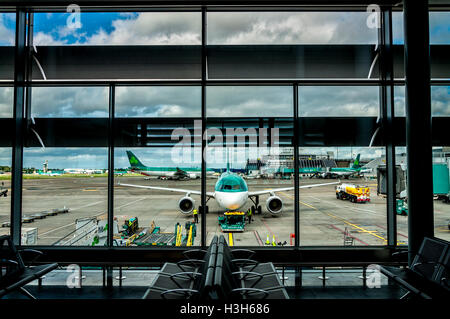 Blick auf den Dublin Flughafen Abflug terminal zwei Aer Lingus Flugzeug auf dem Stand am Tor Stockfoto