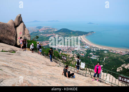 26. Juni 2016. Qingdao, China.  Chinesische Touristen auf dem Gipfel des Laoshan (Mount Lao) in Qingdao China in der Provinz Shandong Stockfoto