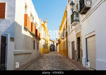 Schmalen gepflasterten Straße in eine alte spanische Stadt. Stockfoto