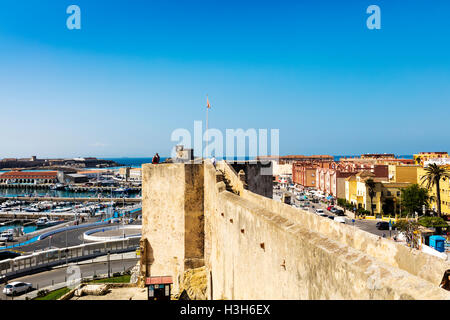 Panoramablick über den Hafen von Tarifa (Spanisch: Puerto de Tarifa) und der historischen mittelalterlichen die Burg von Guzman El Bueno. Stockfoto