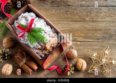 Traditionelle Früchtebrot für Weihnachten Dekoration mit Ornamenten - hausgemachte festliche Weihnachten pasrty Stockfoto