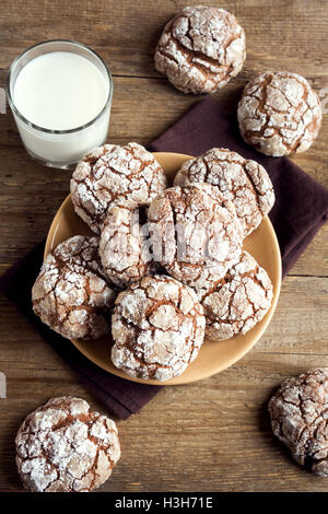 Schokolade crinkle Cookies auf Teller mit Milch close up - hausgemachte Schokolade Winter Weihnachten Gebäck Stockfoto