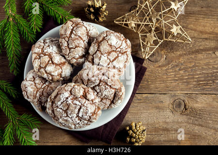 Schokolade crinkle Cookies für Weihnachten mit goldenen Ormaments und Tanne Äste - festliche hausgemachte Weihnachtsbäckerei, Textfreiraum Stockfoto