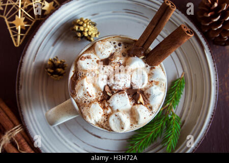 Heißer Schokolade mit Marshmallows, Schokoladenstückchen und Zimt-sticks - hausgemachte festliches Heißgetränk für Weihnachten und winter Stockfoto