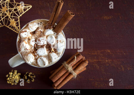 Heißer Schokolade mit Marshmallows, Schokoladenstückchen und Zimt-sticks - hausgemachte festliches Heißgetränk für Weihnachten und winter Stockfoto