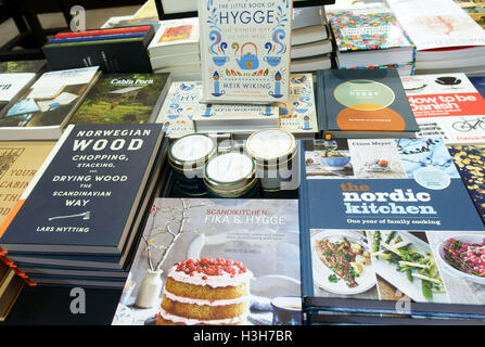 Buchhandlung Bücher über die dänische Kunst des Hygge, London anzeigen Stockfoto