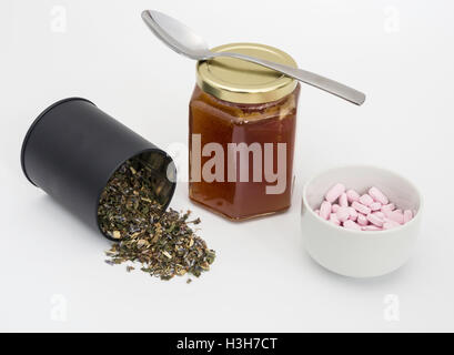 Getrocknete Kräuter machen eine grüne Kraut Tulse mit Kastanienhonig und Vitamin B12 Tabletten Stockfoto