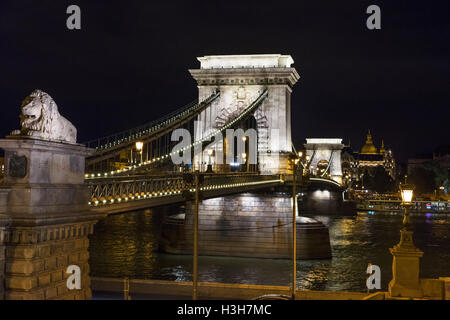 Széchenyi Kettenbrücke (Széchenyi Lánchíd) über der Donau mit Blick auf die Pestseite des Flusses, Budapest, Ungarn Stockfoto