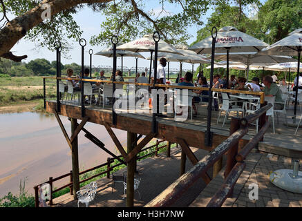 Gehobenes, decktes Restaurant mit Blick auf das Spiel im Kruger Park im Skukuza Rest Camp, Kruger National Park, Südafrika Stockfoto