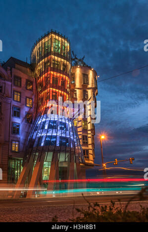 Das Tanzende Haus in der Nacht, Prag. Stockfoto