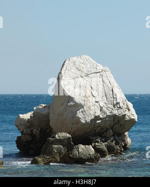 Kalkstein in das mediterrane Meer in Calanque Sugiton in der Nähe von Marseille, Frankreich. Stockfoto