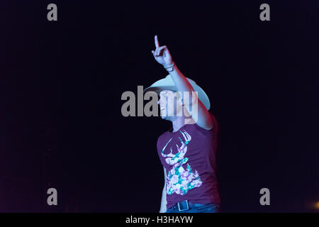 Dustin Lynch führt am 3. Tag von der Route 91 Erntefest 2. Oktober 2016 im Dorf Las Vegas in Las Vegas, NV. Stockfoto